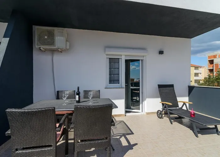 Etta Ciovo * 特罗吉尔