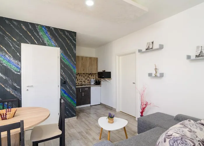 Etta Ciovo * 特罗吉尔